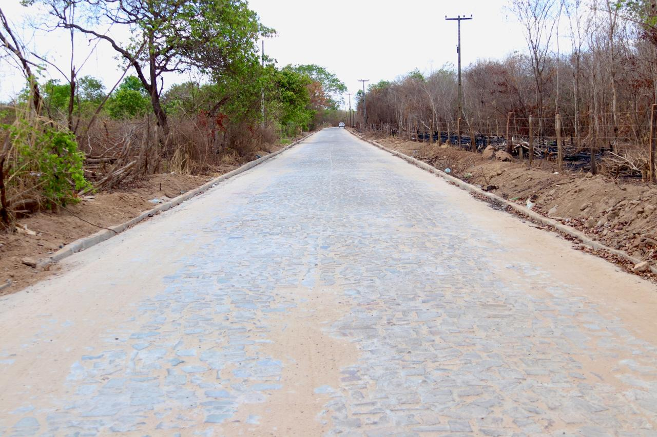  Prefeitura de Hugo Napoleão acompanha avanço das obras de calçamento rumo à comunidade Sossego